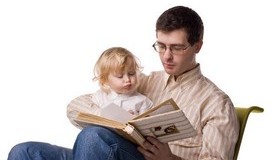 מיכאל לייטמן - אבא ותינוק קוראים