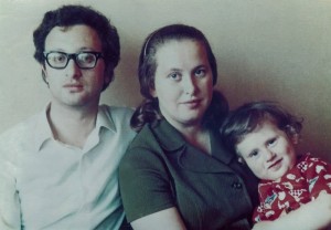 אני עם אשתי ועם הבן, 1975